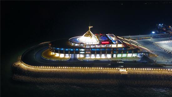 12月30日，夜晚亮灯的港珠澳大桥东人工岛。 新华社记者梁旭摄影