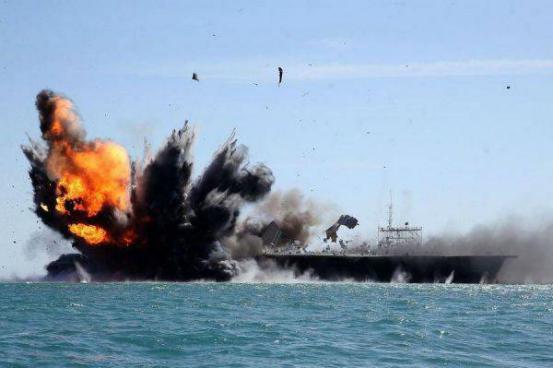 攻击快艇一直号称“航母杀手”，图为伊朗快艇演练攻击“航母”