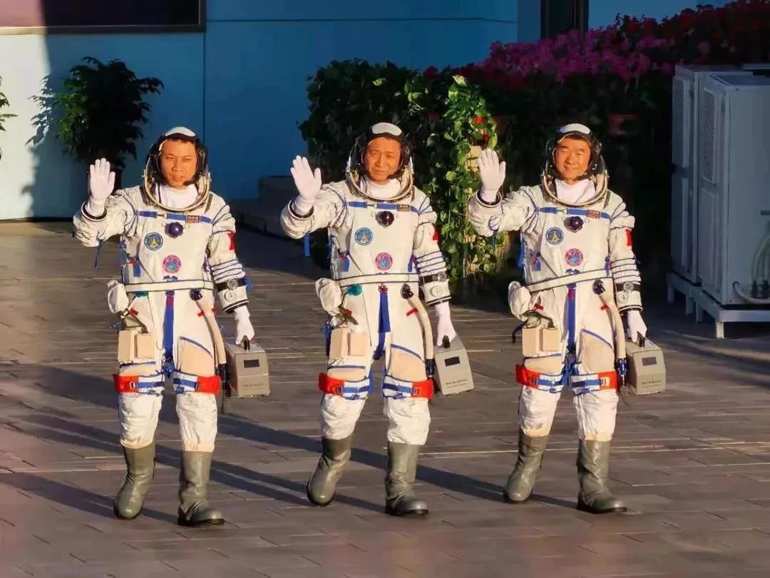 太空会师！神舟十五号3名航天员顺利进驻中国空间站