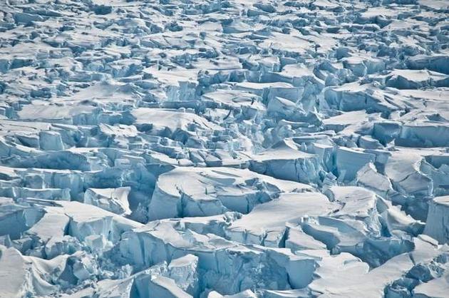 南极洲派恩岛冰川（Pine Island Glacier）上的缝隙。这个冰川目前正在融解。