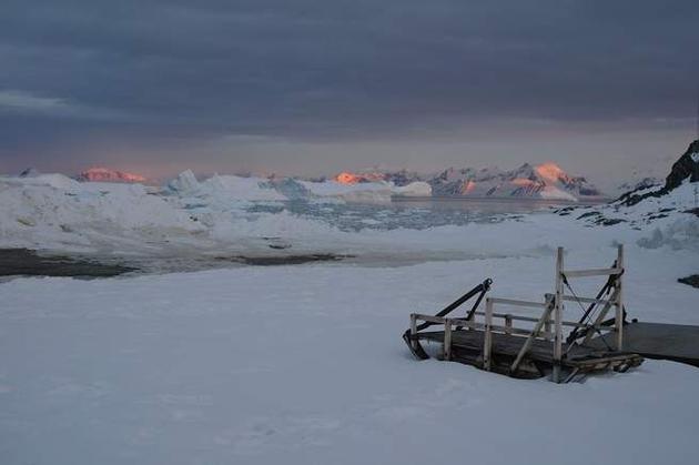 夏末的阳光照在南极半岛附近阿德莱德岛（Adelaide Island）的山峰和冰山上，24小时的极昼即将让位给漫长的极地冬夜。